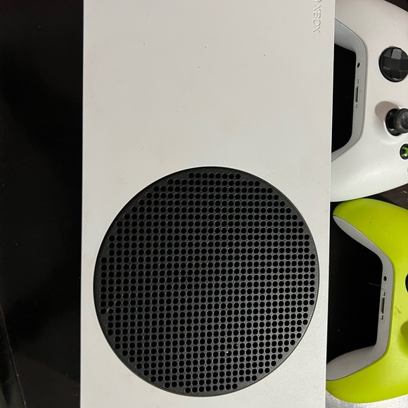 Xbox with a wireless controller and the controller so two controllers - Picture 3 of 3